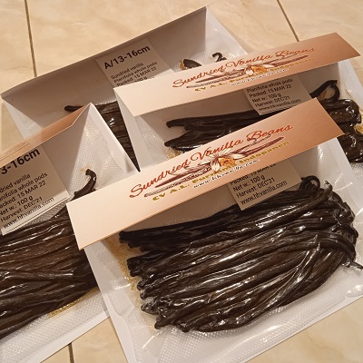 dry vanilla beans from CV A.L. Purnama Indopanen in small packages in online store