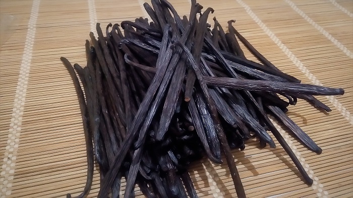 dry vanilla beans from CV A.L. Purnama Indopanen